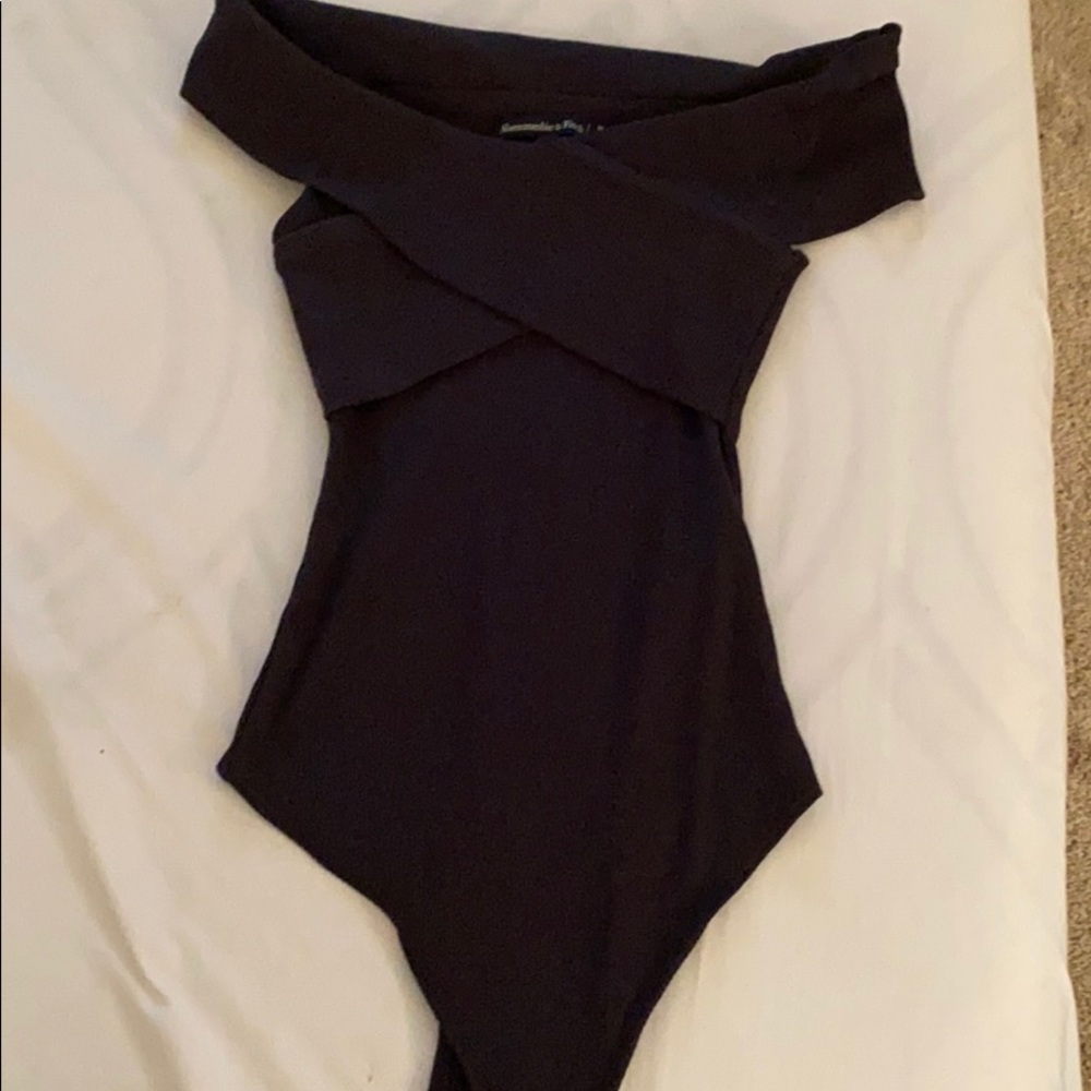 Off-shoulders ribbed bodysuit